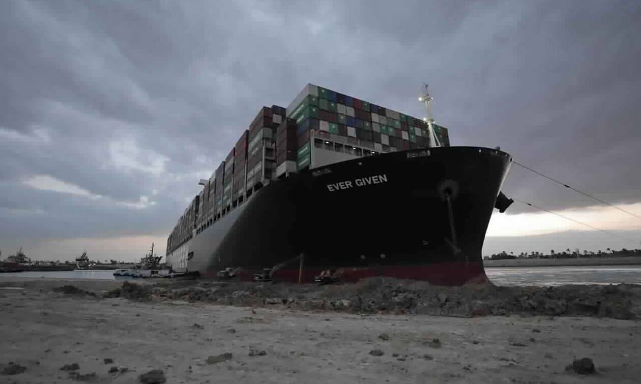 Διώρυγα Σουέζ: Έπιπλα, πρόβατα και πετρέλαιο σε 369 πλοία περιμένουν τη σειρά τους