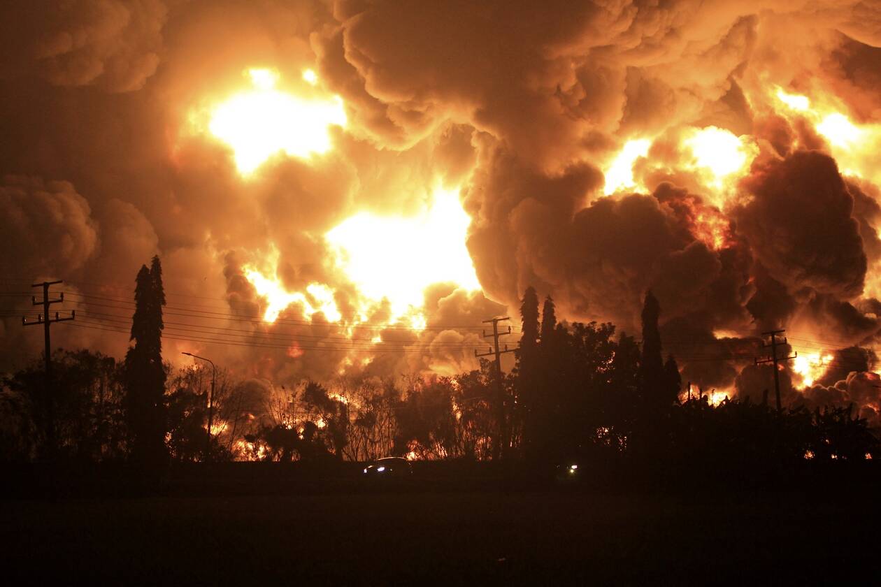 Κόλαση πυρός: Εικόνες ολέθρου από φωτιά σε διυλιστήριο στην Ινδονησία