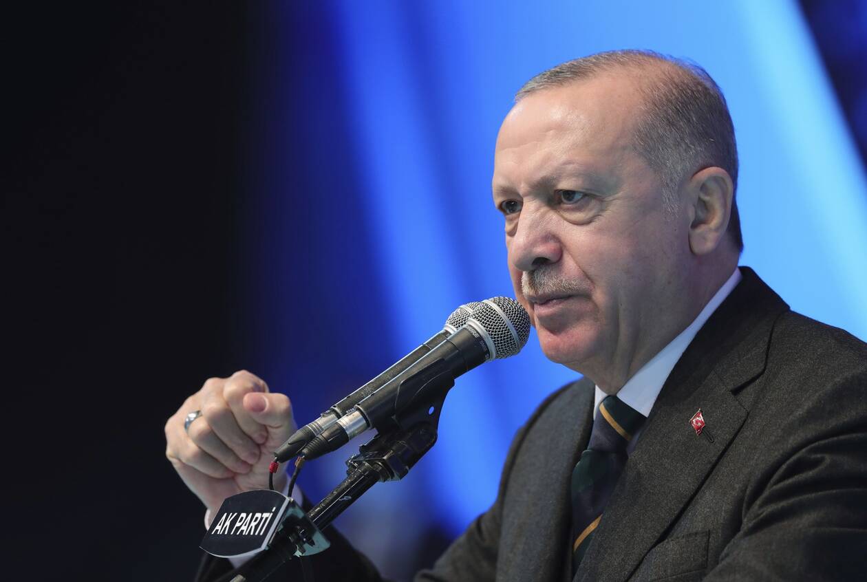 «Καμπανάκι» Fitch για Τουρκία: Προειδοποιεί για την «ανορθοδοξία» του Ερντογάν