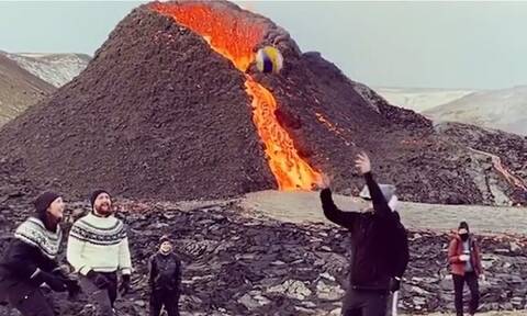 Είναι τρελοί οι Ισλανδοί! Το ηφαίστειο «έφτυνε» λάβα και αυτοί έπαιζαν βόλεϊ