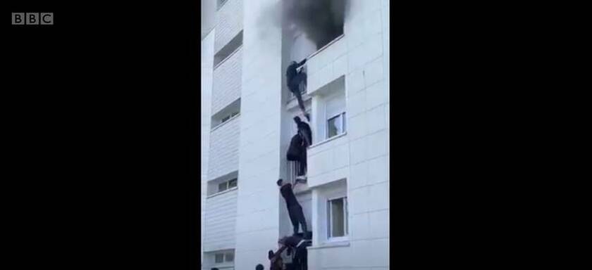 Βίντεο: Νεαροί ήρωες σκαρφαλώνουν σε φλεγόμενο κτίριο και σώζουν οικογένεια