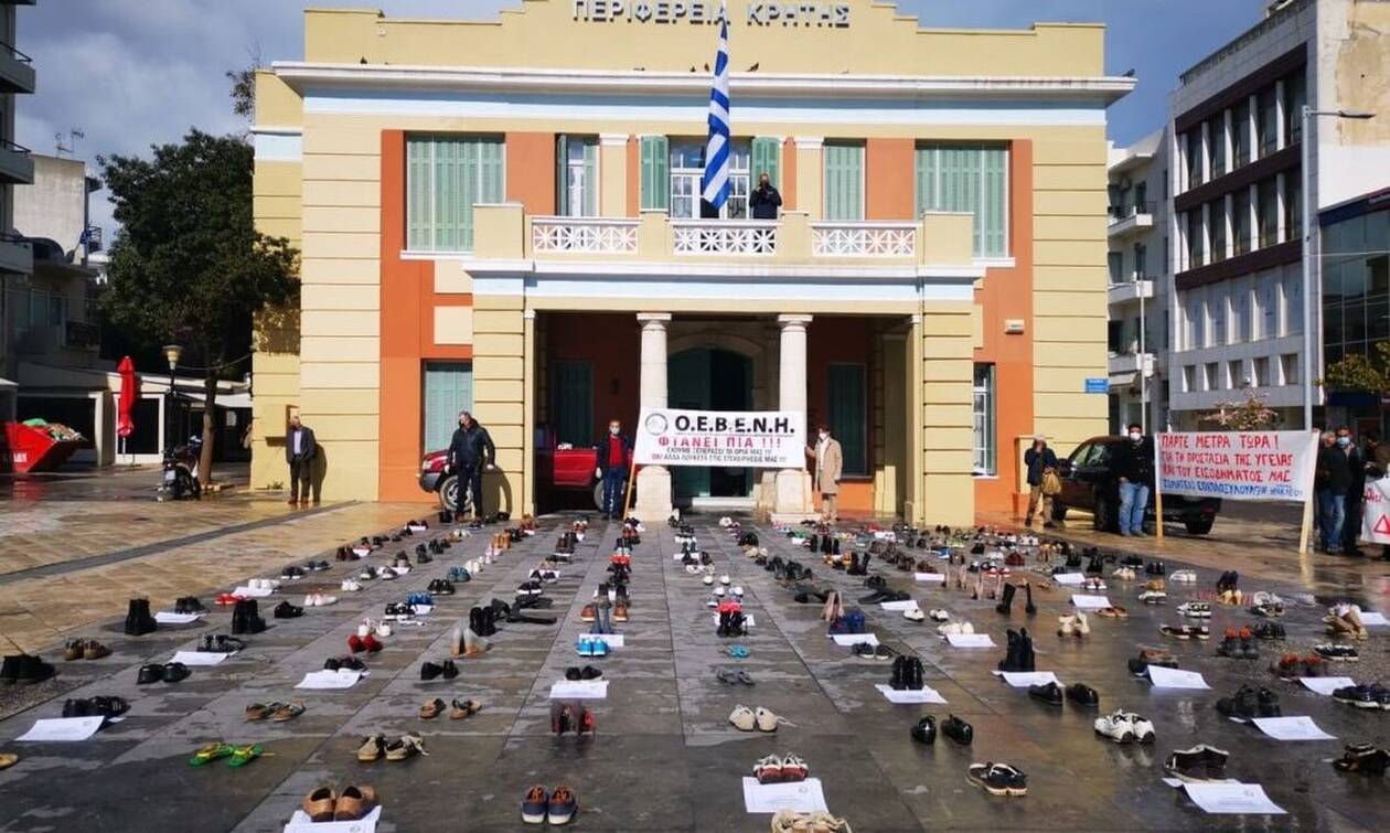 Ηράκλειο: Συμβολική διαμαρτυρία εμπόρων – Η πλατεία Ελευθερίας γέμισε με… άδεια παπούτσια