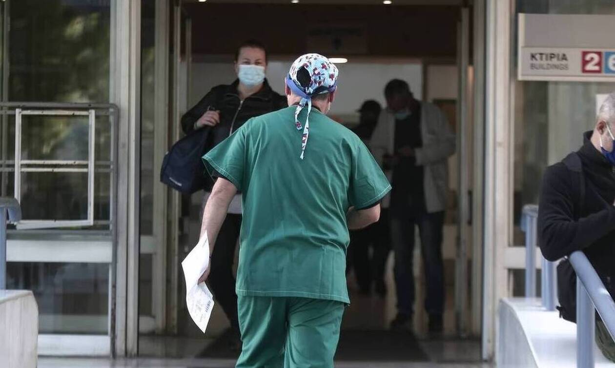 Η συγκλονιστική ανάρτηση νοσηλεύτριας: «Έχω ένα παλικάρι 32 ετών, δώστε μου αναπνευστήρα»