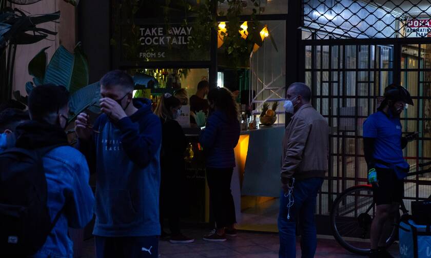 Ποιο lockdown; Όλοι έξω για ποτό με… take away – Έκανε επέμβαση στην Αθήνα η αστυνομία 