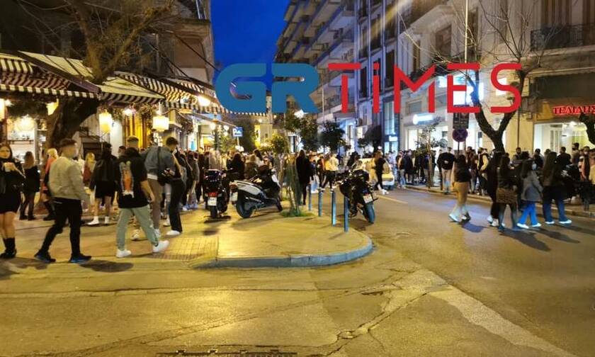 Θεσσαλονίκη: Κανένα μέτρο προστασίας  - Ουρές από πλήθος για ένα ποτό take away