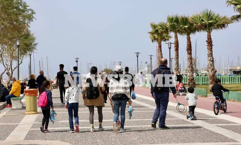 Lockdown: Ξανά στις παραλίες οι Αθηναίοι - Γέμισαν κόσμο πάρκα και πλατείες
