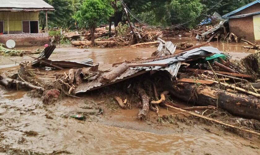 Δεκάδες νεκροί από πλημμύρες και κατολισθήσεις στην Ινδονησία