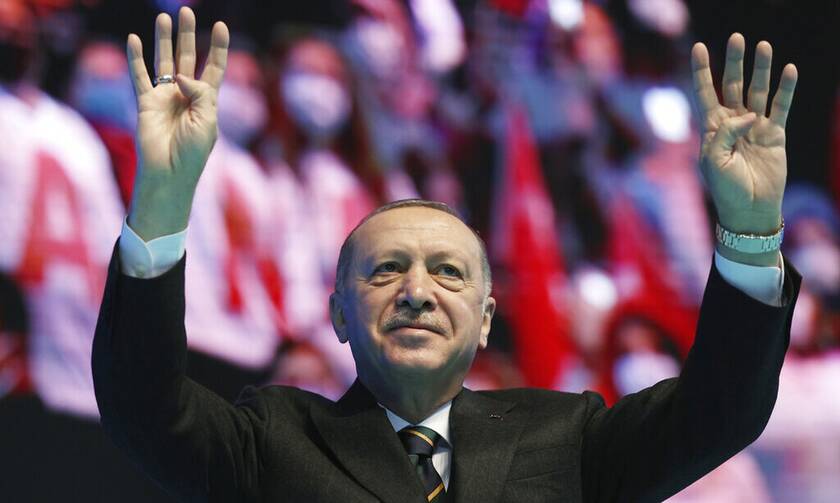 Γαντζωμένος και ανίσχυρος στην εξουσία ο Ερντογάν - Φαντάζεται νέο «πραξικόπημα» για να παραπλανήσει