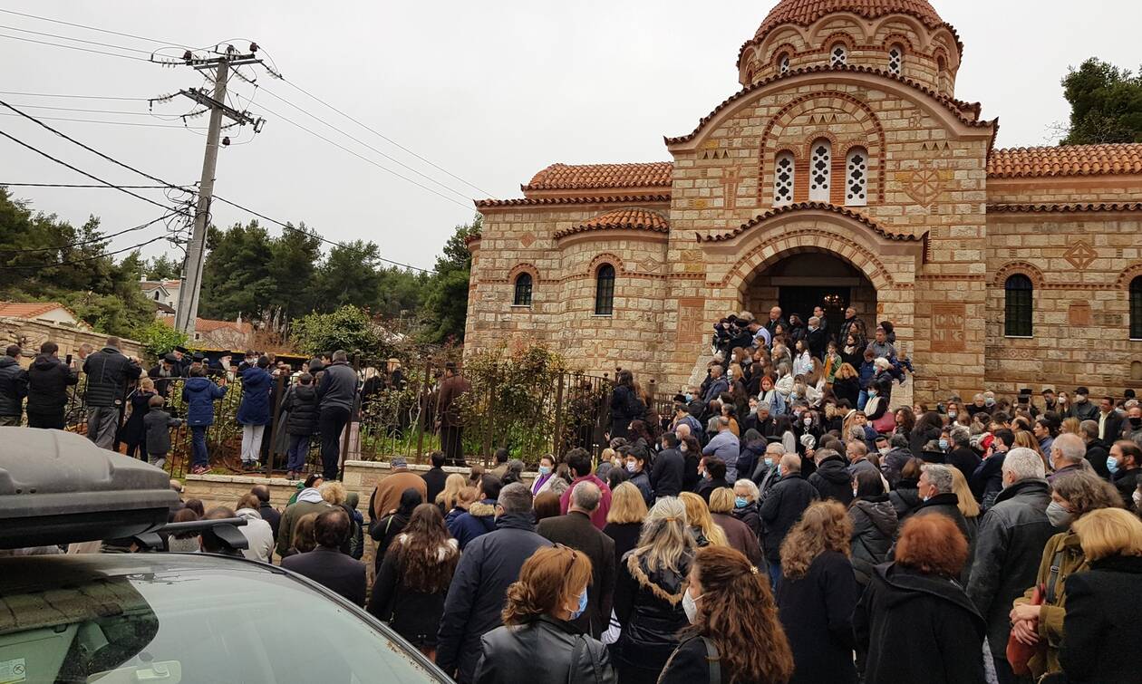 Μητροπολίτης Κηφισιάς για τον συνωστισμό στην κηδεία αρχιμανδρίτη: Τι να κάνω έξω από την εκκλησία;