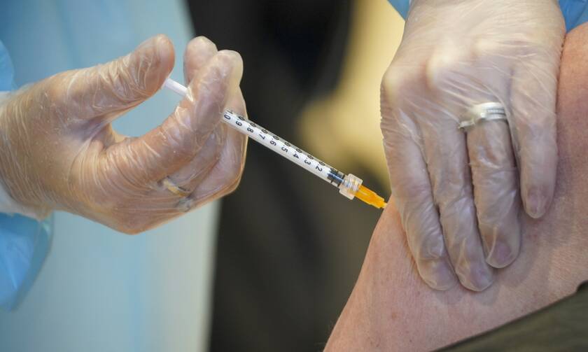 Εμβόλιο AstraZeneca: Σε «στενή επαφή» με τον ΕΜΑ η Κομισιόν για τις θρομβώσεις