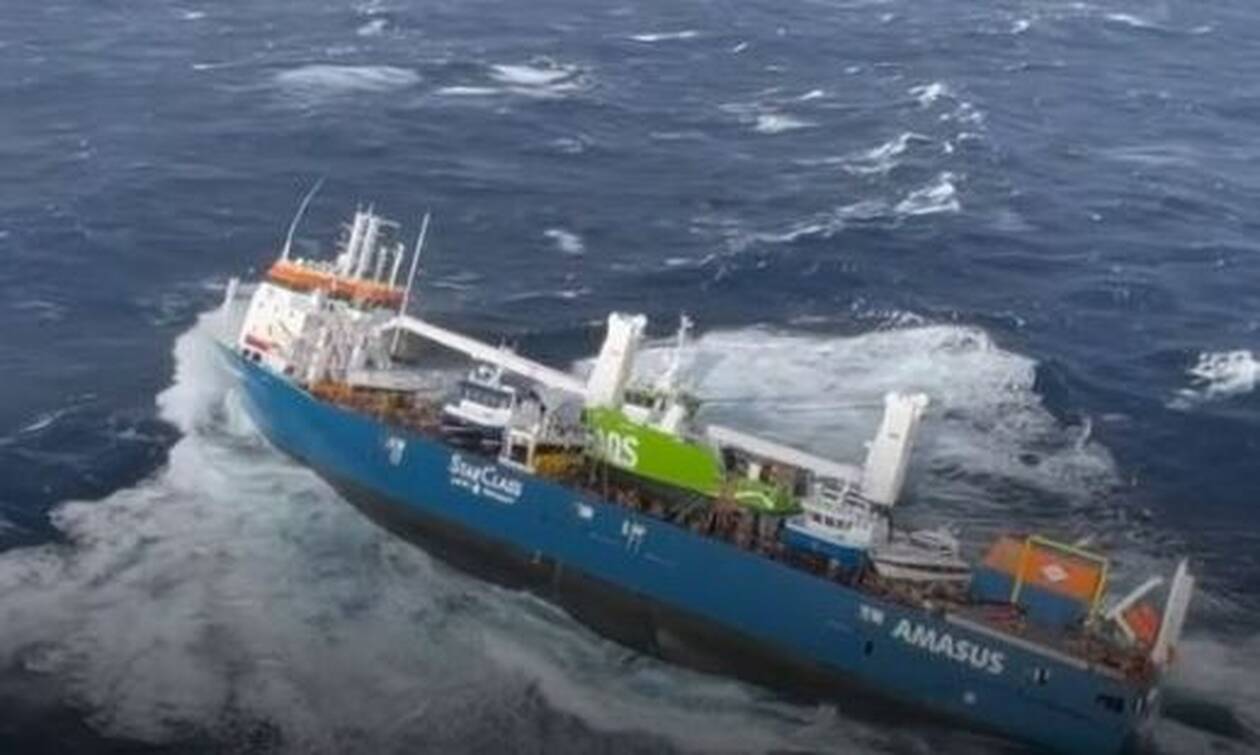 Βίντεο για γερά νεύρα: Διάσωση από αέρος ναυτών ακυβέρνητου πλοίου στη Νορβηγία