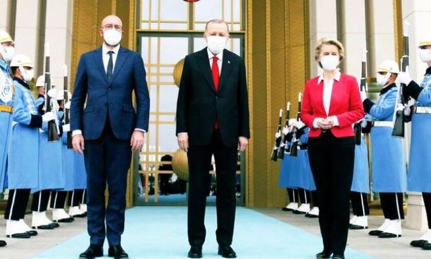O Σαρλ Μισέλ και η Ούρσουλα φον ντερ Λάιεν με τον Τούρκο πρόεδρο Ερντογάν