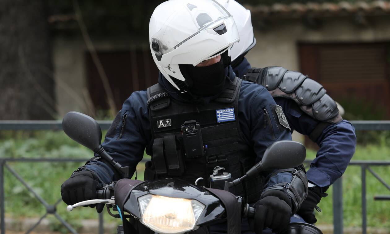 Απίστευτη καταγγελία αστυνομικού: Μου πήραν 15.000 ευρώ από το συρτάρι του γραφείου μου