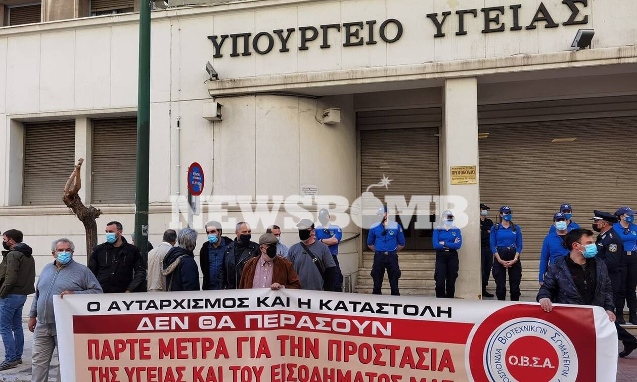 Ρεπορτάζ Newsbomb.gr: Διαμαρτυρία νοσοκομειακών γιατρών έξω από το υπ. Υγείας
