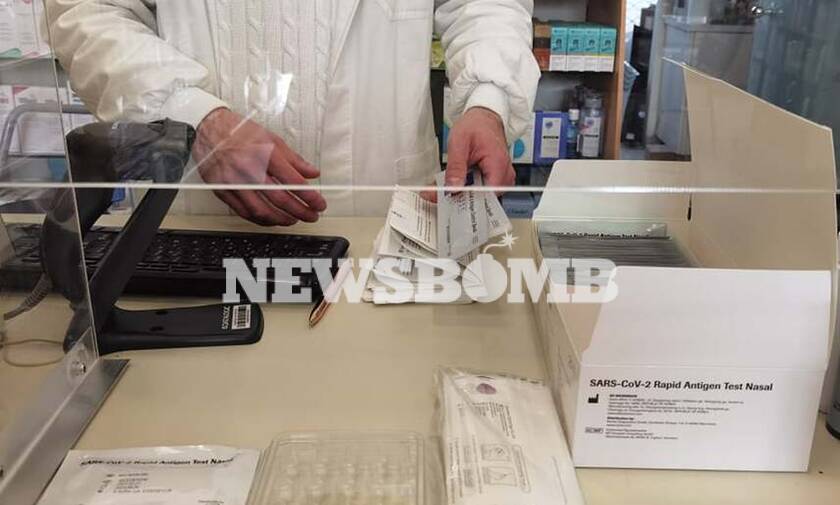 Ρεπορτάζ Newsbomb.gr: Ξεκίνησε η δωρεάν διάθεση των self test από τα φαρμακεία - Όλη η διαδικασία