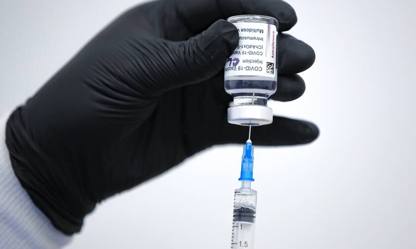 «Δεν ενέχουν κινδύνους»: Καθησυχαστική, μα με «αστερίσκο» η Βρετανία για το εμβόλιο της Astrazeneca