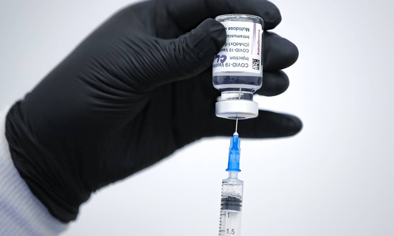 «Δεν ενέχουν κινδύνους»: Καθησυχαστική, μα με «αστερίσκο» η Βρετανία για το εμβόλιο της Astrazeneca