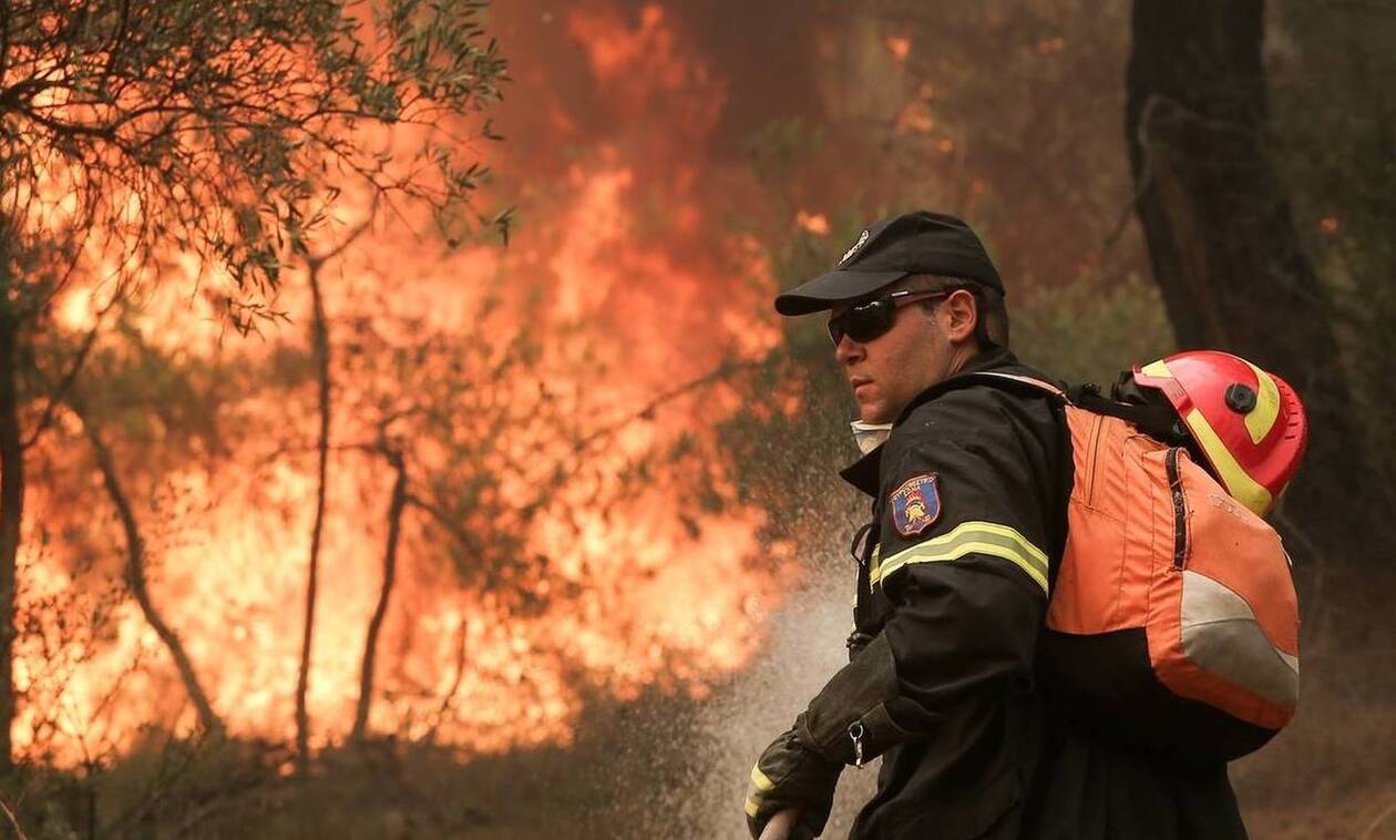 Συναγερμός στα Καμένα Βούρλα: Μεγάλη φωτιά απείλησε σπίτια (pics & vid)