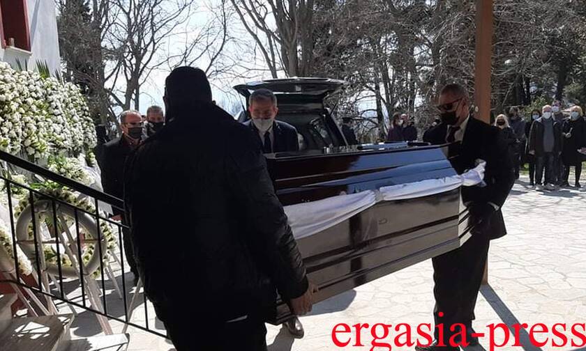 Γιώργος Καραϊβάζ: Ράγισαν καρδιές στην κηδεία του δημοσιογράφου