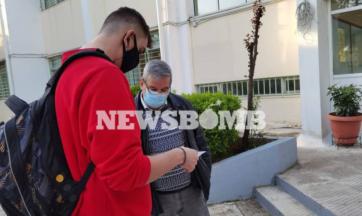 Λύκεια - Ρεπορτάζ Newsbomb.gr: Επέστρεψαν οι μαθητές στις τάξεις - Ο οδηγός για τα self test