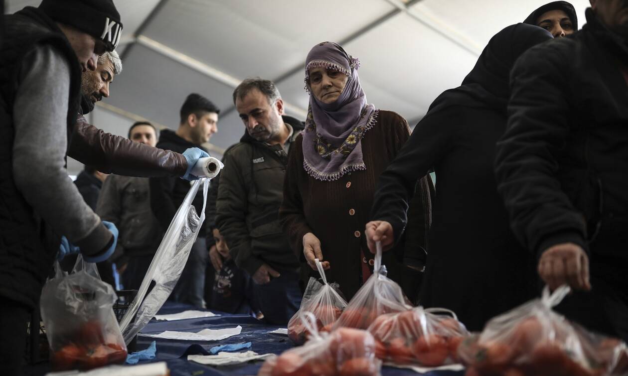 Τουρκία: Η λίρα «βυθίζεται» και ο Ερντογάν…μοιράζει πατάτες και κρεμμύδια