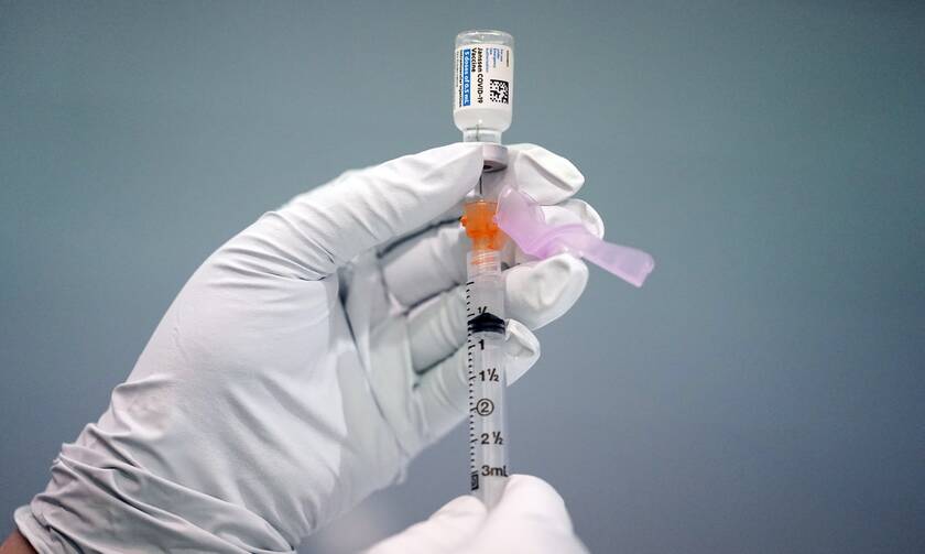 Εμβόλια κορονοϊού: Ελπίδες και ερωτήματα για τη μείξη τους - Τι κάνουν οι άλλες χώρες