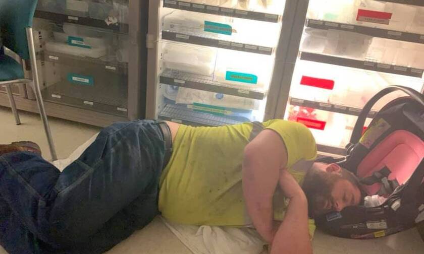 Ο εξαντλημένος μπαμπάς που έγινε viral γιατί κοιμήθηκε στο πάτωμα του νοσοκομείου