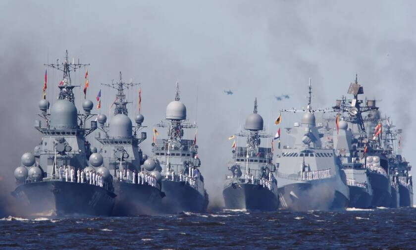 Στην... κόψη του ξυραφιού: Ο Πούτιν βγάζει το στόλο στη Μαύρη Θάλασσα - Τείχος στα πλοία των ΗΠΑ