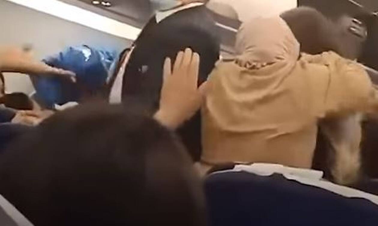 Απίστευτες σκηνές σε πτήση: Πιάστηκαν μαλλί με μαλλί! (vid)