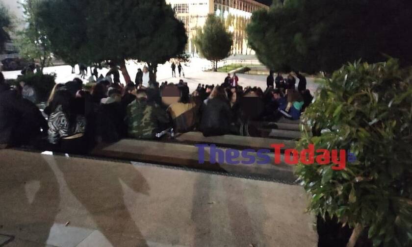 Θεσσαλονίκη: Νέο κορονοπάρτι στο ΑΠΘ - Απίστευες εικόνες συνωστισμού