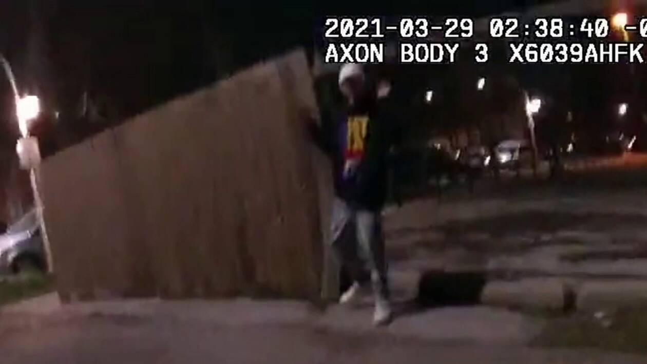Σοκ στις ΗΠΑ από βίντεο με αστυνομικό να πυροβολεί 13χρονο που έχει σηκώσει τα χέρια ψηλά