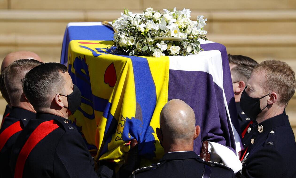 Κηδεία πρίγκιπα Φιλίππου: Το λάβαρο με τον ελληνικό σταυρό που σκέπασε το φέρετρό του