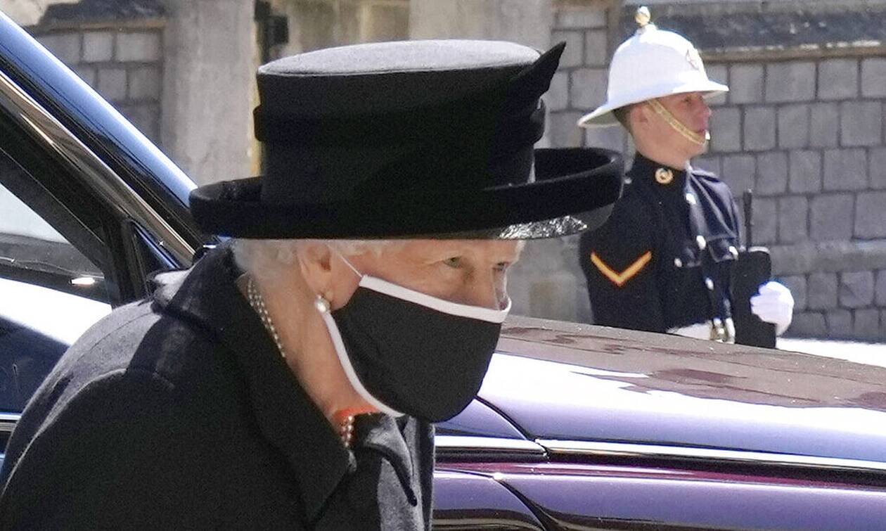 Κηδεία πρίγκιπα Φιλίππου: Η στιγμή που η Βασίλισσα Ελισάβετ μπαίνει στο παρεκκλήσι (pics)