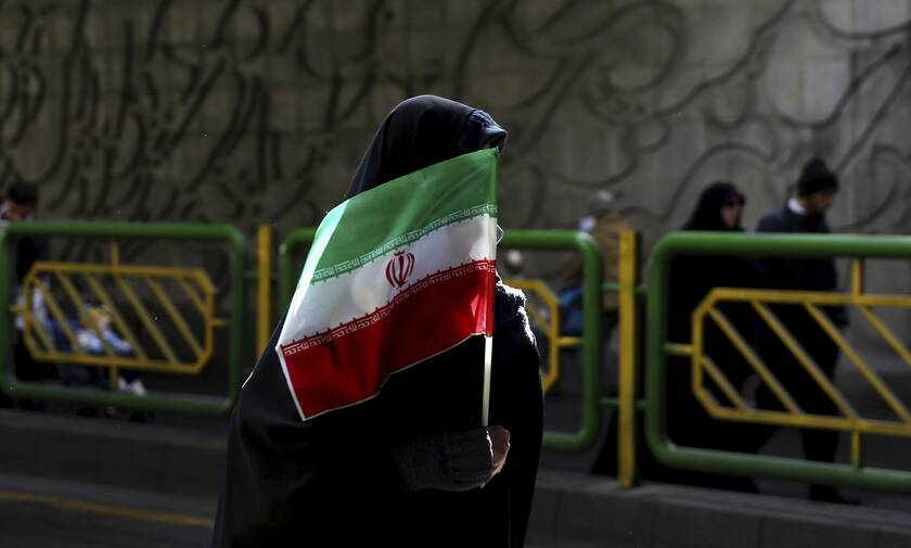Γυναίκα με ιρανική σημαία
