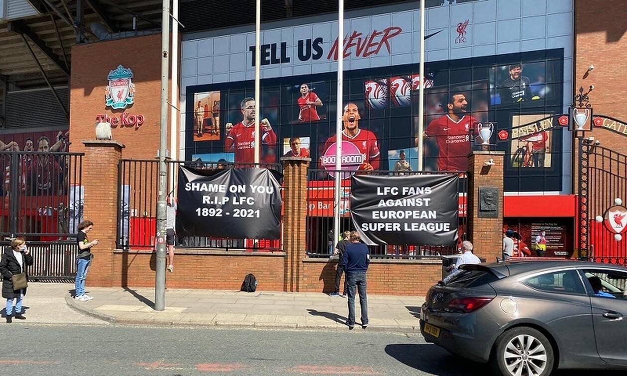 European Super League: Αντιδρούν οι φίλοι της Λίβερπουλ – Κρέμασαν μαύρα πανό στο Anfield
