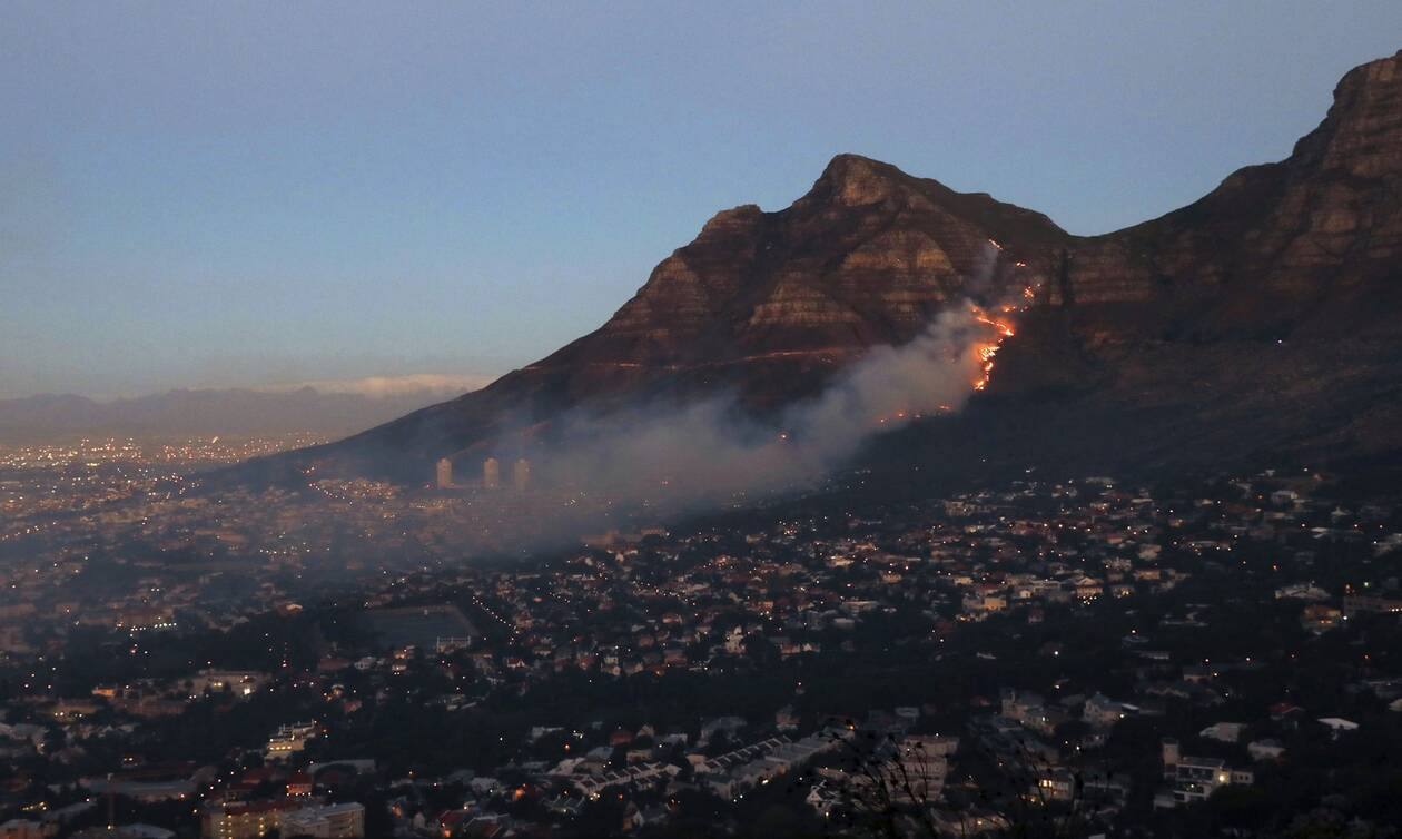 Νότια Αφρική: Εκκενώθηκε συνοικία του Κέιπ Τάουν - Μαίνεται μεγάλη πυρκαγιά