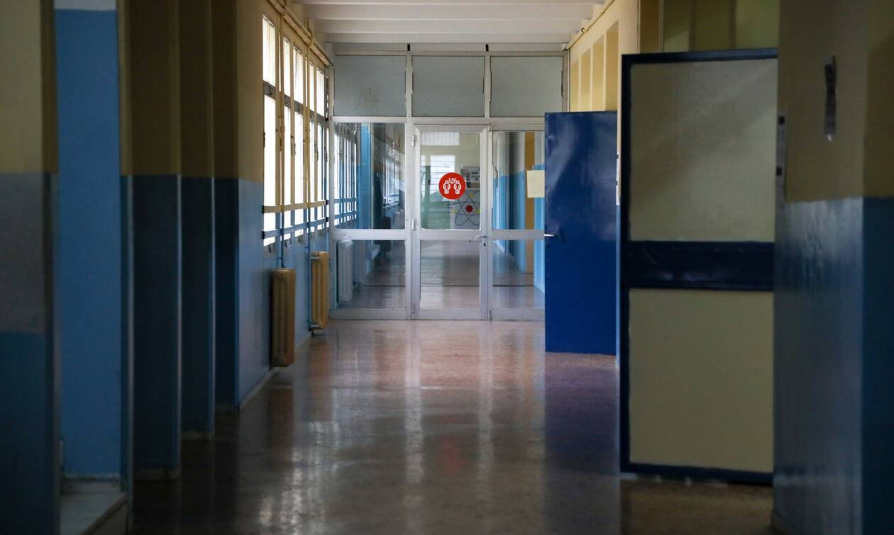 Σύρος - Καταγγελία-σοκ: Καθηγήτρια χτύπησε μαθήτρια μέσα στην τάξη