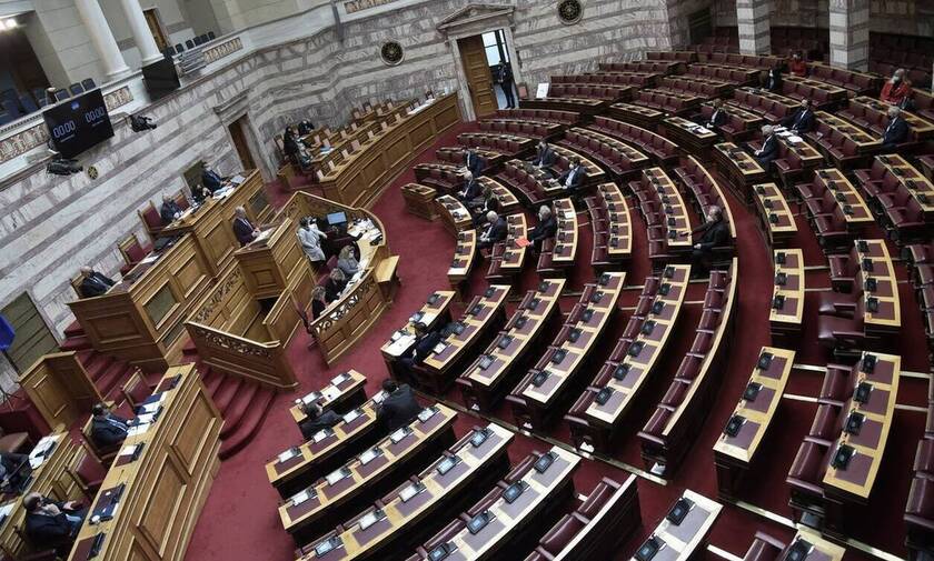 Βουλή: Αντιδράσεις της αντιπολίτευσης για την τροπολογία Χατζηδάκη για τη σύμπραξη του ΕΦΚΑ