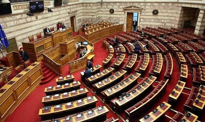 Αποχώρησε ο ΣΥΡΙΖΑ από την ψήφιση του νομοσχεδίου εν μέσω καταγγελιών για την ασυλία λοιμωξιολόγων