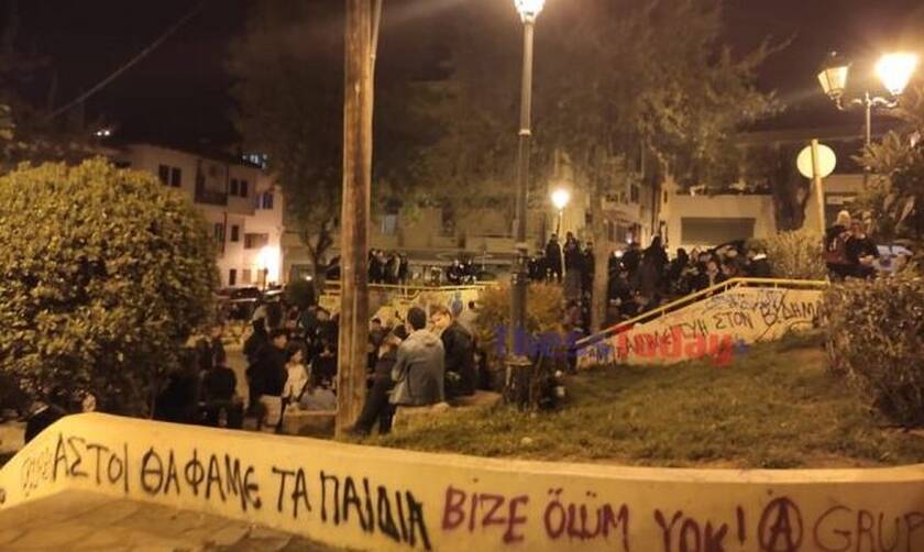 Θεσσαλονίκη: Τα κορονοπάρτι… καλά κρατούν - Χαμός στην πλατεία Καλλιθέας