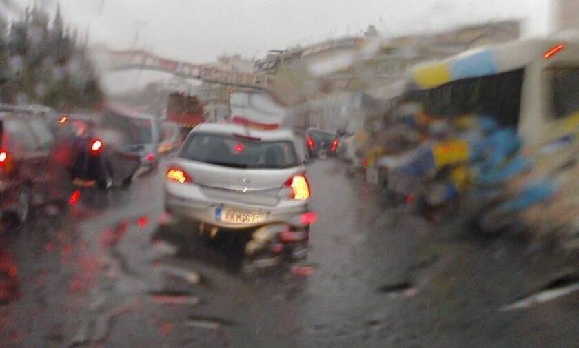 Καιρός ΤΩΡΑ: Βροχή, λάσπη και «μουντάδα» στην Αθήνα - Προσοχή στους δρόμους