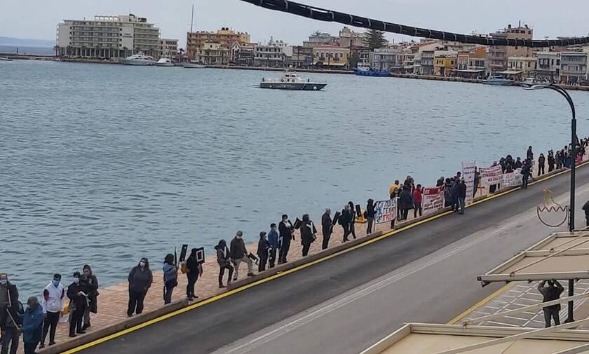 Χίος: Ειρηνική διαδήλωση για το μεταναστευτικό στο λιμάνι