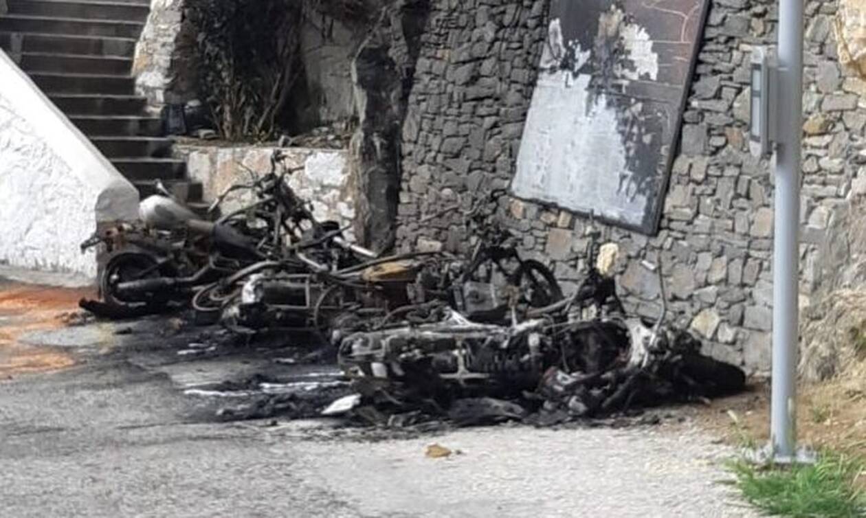Περίεργο περιστατικό στη Σύρο: Κάηκαν ολοσχερώς 7 μηχανάκια