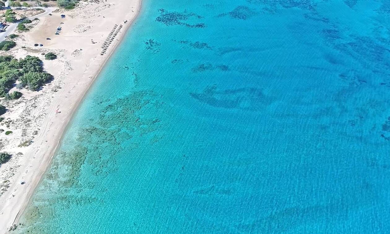 Η παραλία της Ελλάδας που μοιάζει βγαλμένη από την Καραϊβική (video)