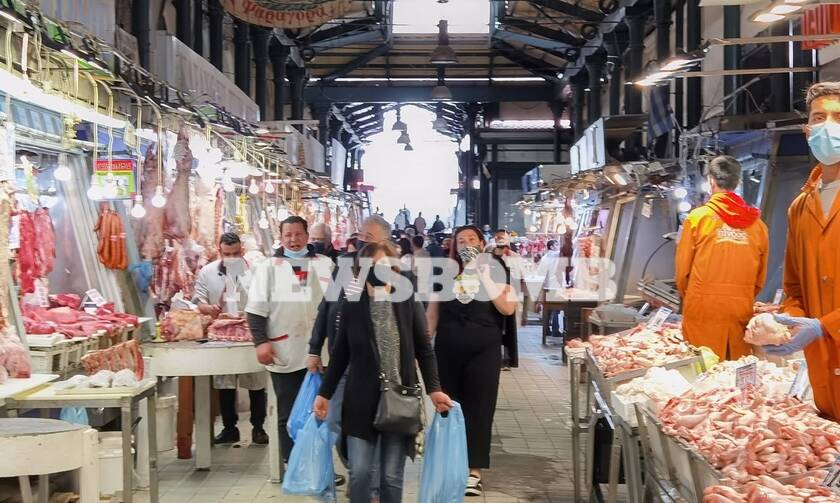 Ρεπορτάζ Newsbomb.gr: Τρέχουν στη Βαρβάκειο για τα ψώνια του Πάσχα - Οι τιμές των αρνιών