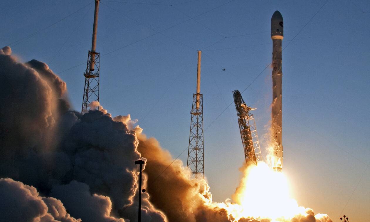 «Πόλεμος των άστρων» μεταξύ Μπέζος και Μασκ: Η Blue Origin αμφισβητεί συμβόλαιο της SpaceX