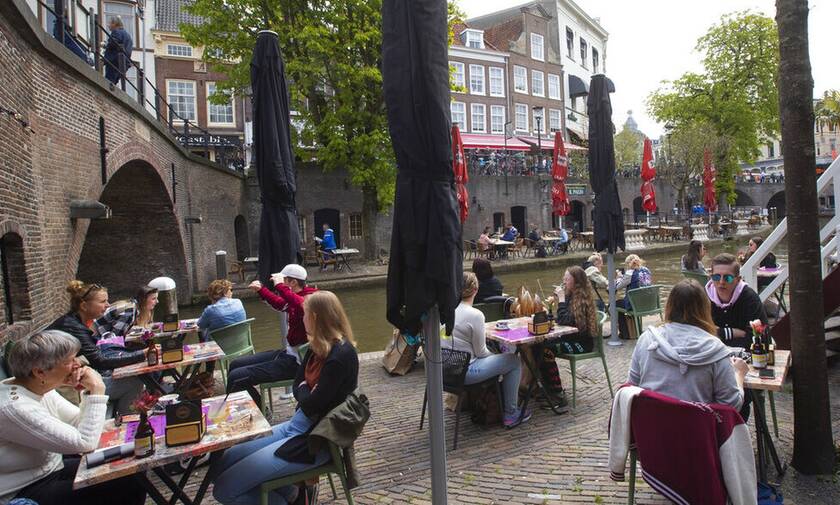 Ολλανδία - Κορονοϊός: Με το άνοιγμα καφέ και εστιατορίων, οι Ολλανδοί πίνουν σε ένα «καλύτερο μέλλον