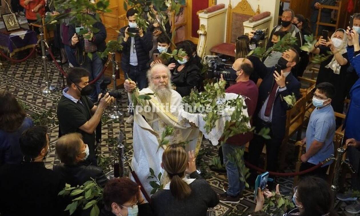 Χίος: Ο «ιπτάμενος ιερέας» έκανε την πρώτη Ανάσταση (vids)