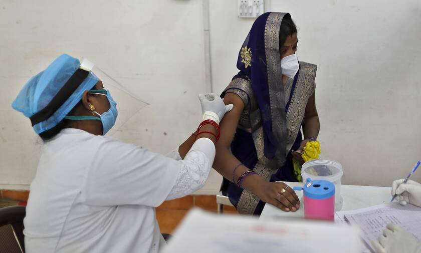 Κορονοϊός: Σε ασφυκτικό κλοιό η Ινδία- Κρίση στους εμβολιασμούς λόγω ελλείψεων δόσεων
