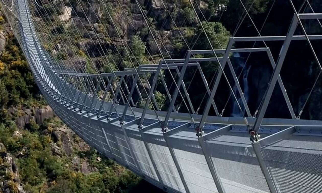 Κόβει την ανάσα! Η μεγαλύτερη κρεμαστή πεζογέφυρα στον κόσμο (vid)